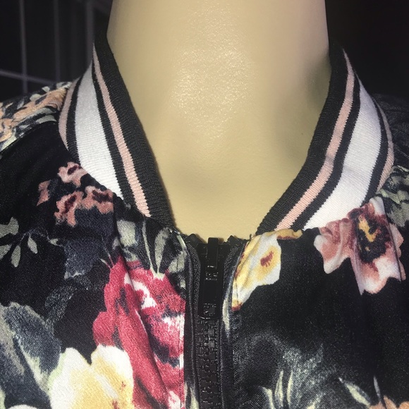 Flower print jacket in black - Picture 2 of 8